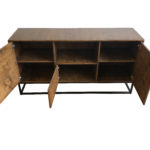 Elegancka komoda ze sklejki w naturalnym odcieniu, z sześcioma pojemnymi półkami. Doskonały mebel do przechowywania w sypialni lub salonie, łączący funkcjonalność z nowoczesnym designem.