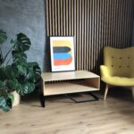 Stolik kawowy ze sklejki o naturalnym wyglądzie, z eleganckim, matowym wykończeniem. Doskonały do małych przestrzeni, łączący funkcjonalność z estetyką.