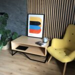 Nowoczesny stolik kawowy wykonany ze sklejki, z gładkim, jasnym blatem. Lekka konstrukcja i prosty design, idealny do minimalistycznych wnętrz.