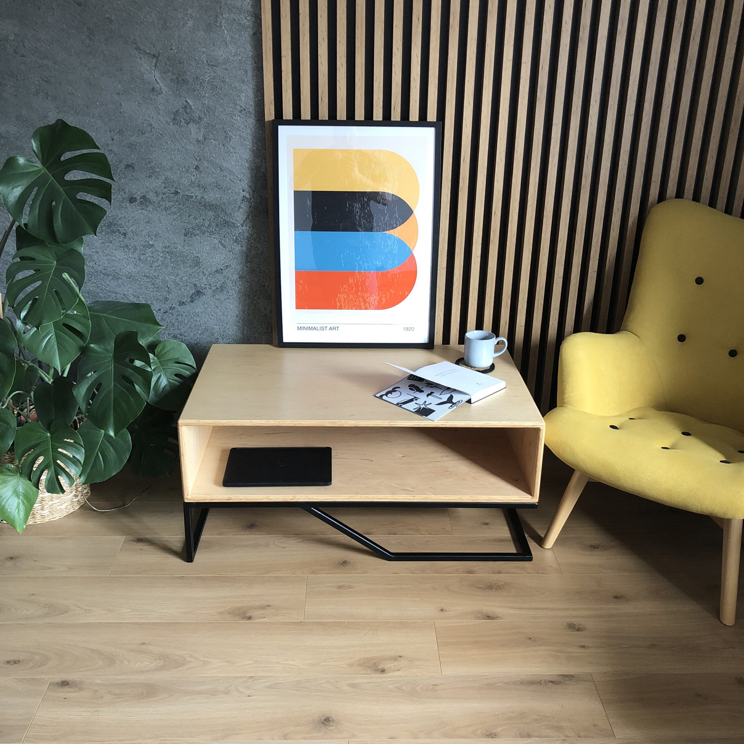 Minimalistyczny stolik kawowy ze sklejki o jasnym wykończeniu, idealny do nowoczesnych wnętrz. Prostokątny blat wsparty na loftowej podstawie. Stylowy i funkcjonalny dodatek do salonu, doskonały do serwowania napojów i przekąsek.