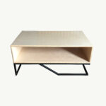 Stylowy stolik kawowy z trwałej sklejki, z prostym, geometrycznym kształtem. Idealny do wnętrz w stylu skandynawskim lub nowoczesnym.