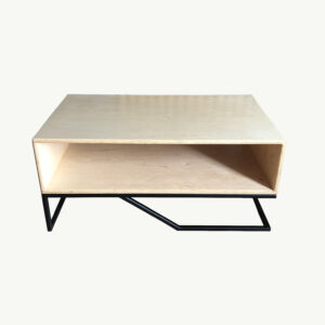 Stylowy stolik kawowy z trwałej sklejki, z prostym, geometrycznym kształtem. Idealny do wnętrz w stylu skandynawskim lub nowoczesnym.