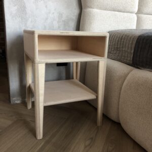 Szafka nocna ze sklejki Dora o nowoczesnym designie, z trzema przestronnymi szufladami. Doskonały wybór do minimalistycznych wnętrz