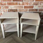 Stylowa szafka nocna Dora z naturalnej sklejki, idealna do sypialni lub salonu. Funkcjonalna i estetyczna.