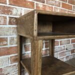 Nowoczesna szafka nocna Dora ze sklejki, z subtelnym wzornictwem i trwałą konstrukcją. Doskonały dodatek do każdej sypialni