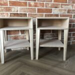 Funkcjonalna szafka nocna Dora ze sklejki, z kompaktowymi wymiarami i naturalnym wykończeniem. Świetnie sprawdzi się w sypialni lub pokoju dziennym