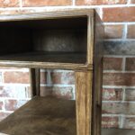 Dora - szafka nocna ze sklejki o solidnej konstrukcji i ponadczasowym designie. Idealny mebel do przechowywania drobiazgów przy łóżku.