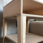 Elegancka szafka nocna Dora wykonana ze sklejki, z gładkim wykończeniem i praktycznym miejscem do przechowywania