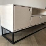 Stylowa komoda ATKA ze sklejki w jasnym odcieniu, wyposażona w pięć przestronnych półek. Funkcjonalny mebel do salonu lub sypialni.