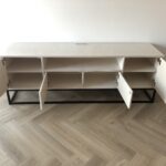 Minimalistyczna komoda ATKA z wysokiej jakości sklejki, z praktycznymi półka i i naturalnym wykończeniem. Idealna do każdej przestrzeni