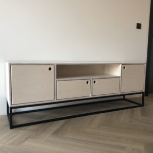 Nowoczesna szafka RTV ATKA wykonana ze sklejki, z przestronnym miejscem na sprzęt multimedialny i dodatkowymi półkami do przechowywania akcesoriów