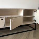 Komoda ATKA ze sklejki z gładkim wykończeniem, łącząca trwałość z eleganckim wyglądem. Doskonała do przechowywania ubrań, książek, sprzętu RTV i akcesoriów.